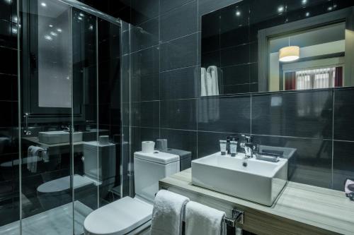 Ένα μπάνιο στο Apartamentos Capua