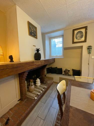 uma sala de estar com uma lareira e uma mesa em Relax & Jacuzzi proche cité de Carcassonne em Pennautier
