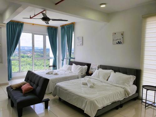 1 dormitorio con 2 camas y sofá en De Centrum by Adam Homestay, Putrajaya Kajang Bangi en Kajang