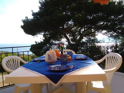 una mesa blanca con un mantel azul. en La casa dei nonni, en Capoliveri