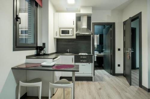 Η κουζίνα ή μικρή κουζίνα στο Apartamentos Capua