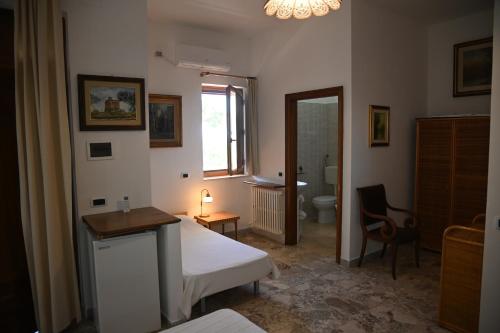 プルサーノにあるB&B Villa Dongiovanniのベッドルーム1室(ベッド1台付)、バスルーム(窓付)が備わります。