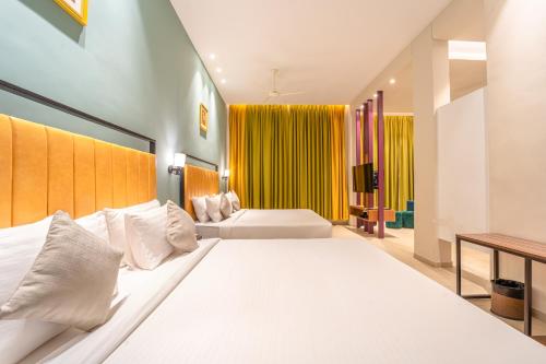 Una cama o camas en una habitación de Shamrock Greens by Jardin Hotels