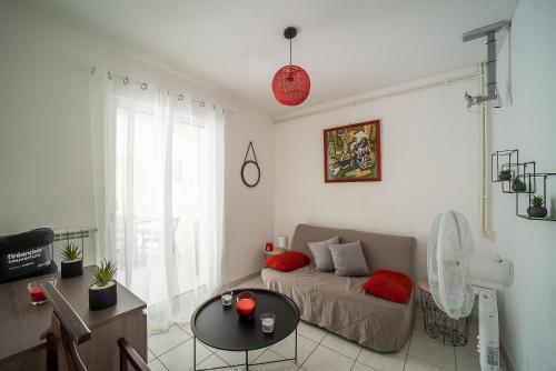 un salon avec un canapé et une table dans l'établissement Une Maison à la Mer - Proche de la marina, à Saint-Cyprien