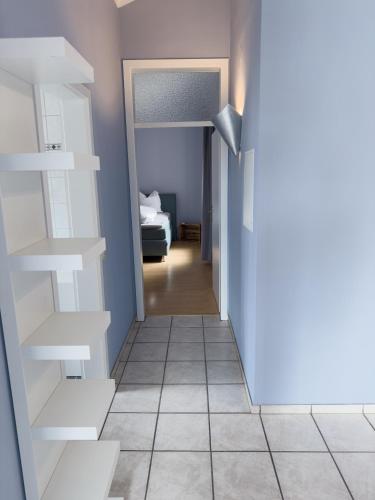 a hallway with a door leading to a bedroom at Ruhiges Juwel: frisch renoviert 100 qm in Jülich