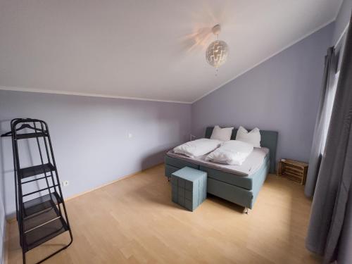 Un dormitorio con una cama y una escalera. en Ruhiges Juwel: frisch renoviert 100 qm, en Julich