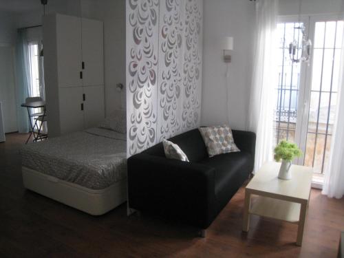 Posteľ alebo postele v izbe v ubytovaní Málaga Apartamentos - Pozos Dulces, 22