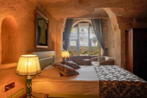Postel nebo postele na pokoji v ubytování Takaev Cave House