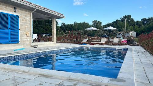 uma piscina em frente a uma casa em Villa Mare Blue em Žminj