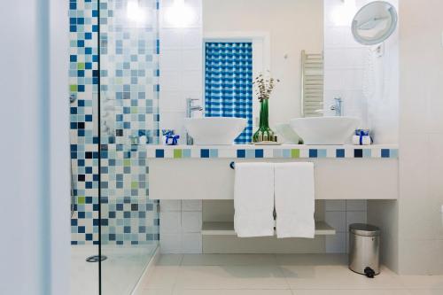 a bathroom with two sinks and a shower at Bela Vista Hotel & Spa - Relais & Chateaux in Portimão