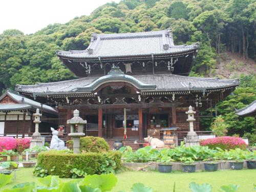 an asian style building with a garden in front of it at Hanayashiki Ukifune-en in Uji