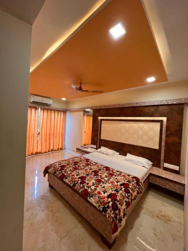 ein Schlafzimmer mit einem großen Bett in einem Zimmer in der Unterkunft Monalisa lawns in Thane