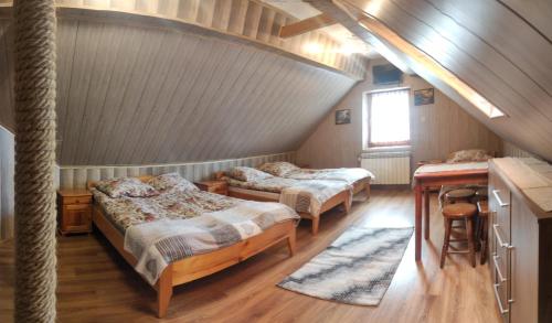sypialnia z 3 łóżkami na poddaszu w obiekcie U Renaty w Poroninie