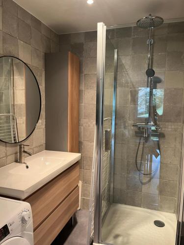 une salle de bain avec douche et lavabo dans l'établissement Serre Chevalier Chantemerle Appartement pour 4 personnes, Résidence les Mélèzes, à Saint-Chaffrey
