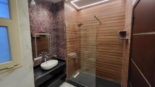Et badeværelse på فيلا 6 غرف 6 حمام بحمام سباحه خاص هاسيندا باى الساحل الشمالى