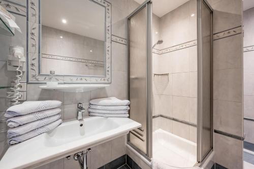 a bathroom with a sink and a shower at Landhaus Edelweiss in Sankt Leonhard im Pitztal