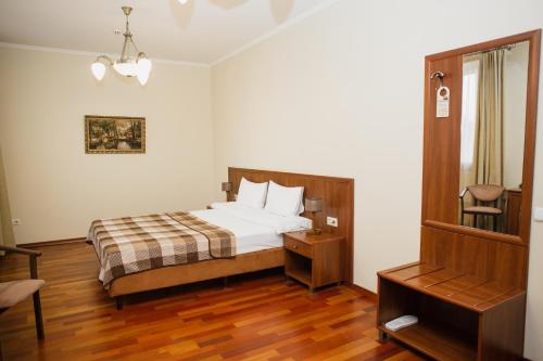 Una cama o camas en una habitación de Stanislaviv