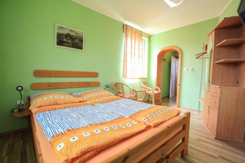 A bed or beds in a room at Penzion Na Vyhlídce
