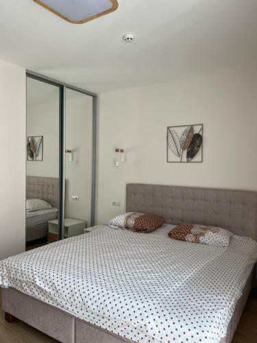 ein Schlafzimmer mit einem großen Bett mit zwei Kissen darauf in der Unterkunft ЖК «Сонячний квартал» in Solotschyn