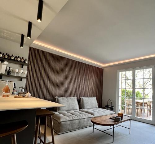 ein Wohnzimmer mit einem Sofa und einem Tisch in der Unterkunft Casa iKa Port Grimaud - Maison 4 chambres + amarrage in Grimaud