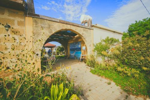 Κήπος έξω από το Castle Karpasia an Authentic Guest House
