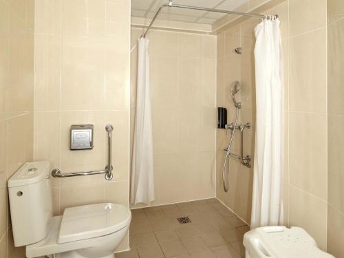 een badkamer met een toilet en een douche bij B&B HOTEL Paris Roissy CDG Aéroport in Roissy-en-France