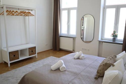 - une chambre avec un lit et 2 serviettes dans l'établissement BLOOM - Cozy Apartment, 5 stops to City Center, à Vienne