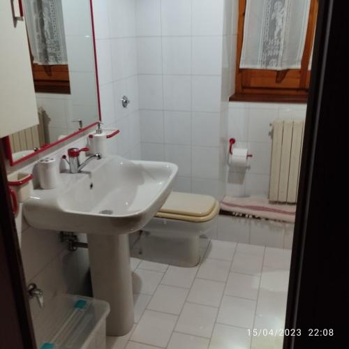 a bathroom with a sink and a toilet at Casa Vacanze Corso Amendola in Bevagna