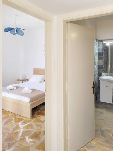 a bedroom with a bed and a bathroom at SempreViva Sea Houses in Dhiakofti