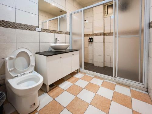 三義郷にある全自助民宿#山嵐聽火車のバスルーム(トイレ、洗面台、シャワー付)