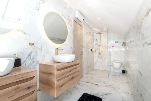 een witte badkamer met 2 wastafels en een spiegel bij 5 bedrooms house with private pool enclosed garden and wifi at Sibenik 5 km away from the beach in Šibenik