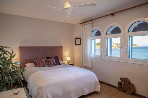 - une chambre avec un lit et 2 fenêtres dans l'établissement La Caseta de la Fosca, en el mar. By the sea., à Palamós