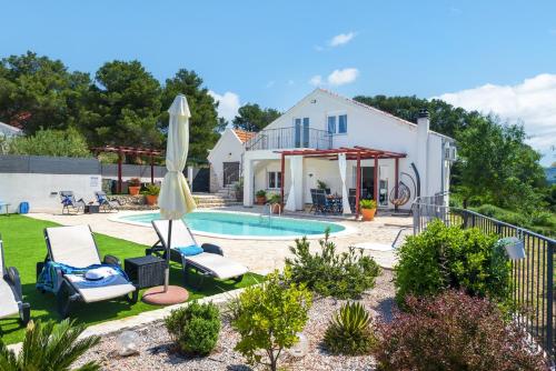 een villa met een zwembad en een huis bij 5 bedrooms house with private pool enclosed garden and wifi at Sibenik 5 km away from the beach in Šibenik