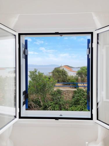 a window with a view of the ocean at SempreViva Sea Houses in Dhiakofti
