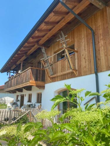 una casa con un balcón en el lateral. en Ferienwohnung Bergliebe Höhenmoos, en Rohrdorf