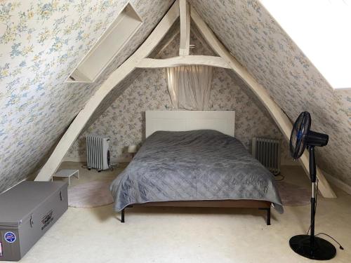 une chambre avec un lit dans un grenier dans l'établissement Maison de Campagne Baie de Somme 17 couchages, à Tours-en-Vimeu