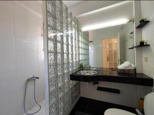 een badkamer met een wastafel en een spiegel bij Penthouse View in Preveza