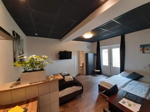 De Vier Linden في Vierlingsbeek: غرفة معيشة مع سرير وأريكة