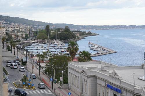 vistas a un puerto con barcos en el agua en Jolly Charme Suite, en Messina