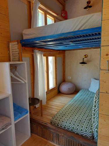 IbshawāyにあるEl Sheesh by Barefoot in Tunisのキャビン内の二段ベッド付きのベッドルーム1室