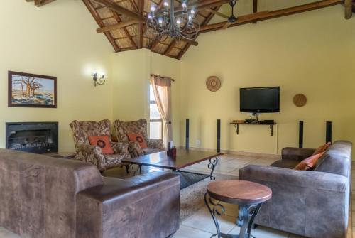 Televisyen dan/atau pusat hiburan di Zebula Golf Estate & Spa Executive Holiday Homes