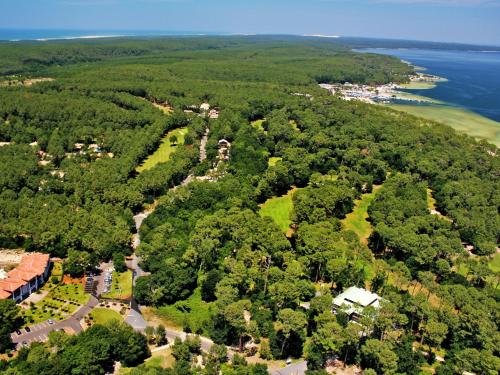 Photo de la galerie de l'établissement Villa Biscarrosse Golf, 8 pers, piscine chauffée, jardin - FR-1-319-508, à Biscarrosse