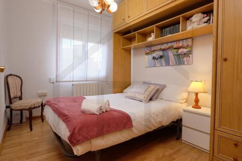 1 dormitorio con 1 cama grande con manta roja en Cabrales - Parking Gratis - WiFi - A un paso del centro, en Gijón