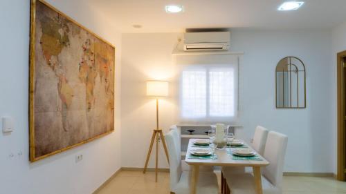 biała jadalnia ze stołem i krzesłami w obiekcie Apartment Caleta Beach Málaga w Maladze