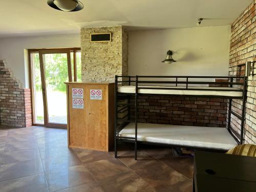 Ein Etagenbett oder Etagenbetten in einem Zimmer der Unterkunft Leśna