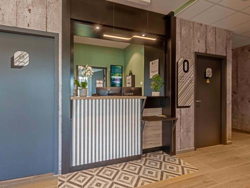 Hall ou réception de l'établissement B&B HOTEL Landerneau Bois Noir