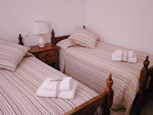 two twin beds in a bedroom with towels on them at Llar Montagut Torredembarra in Torredembarra