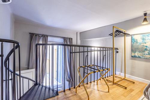 Casa Dafne in Canton de Fiori في بولونيا: غرفة بها درج مع كرسي ونافذة