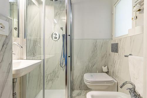 Casa Dafne in Canton de Fiori في بولونيا: حمام مع دش ومرحاض ومغسلة