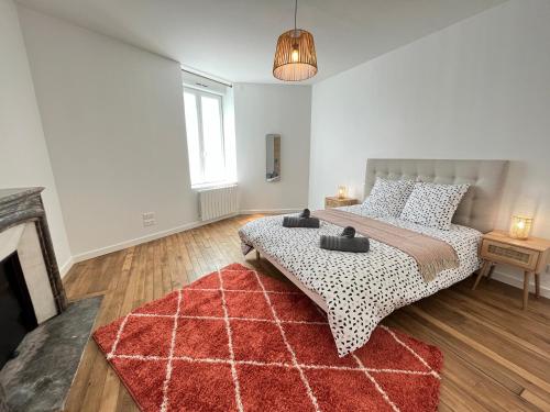 ein weißes Schlafzimmer mit einem großen Bett mit einem roten Teppich in der Unterkunft Jaurès 1 -T2- 4p - Tramway - Gare - Centre ville in Le Mans